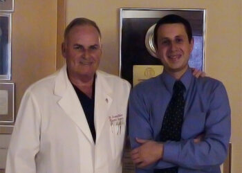 VIDEO. Sculptează în carne vie și schimbă vieți. Legenda vie, dr. Baker, SUA , i-a spus că e starul Europei în rinoplastie și operații la sân. Iubita unui șeic din Dubai, intervenție la dr. Șerban Porumb