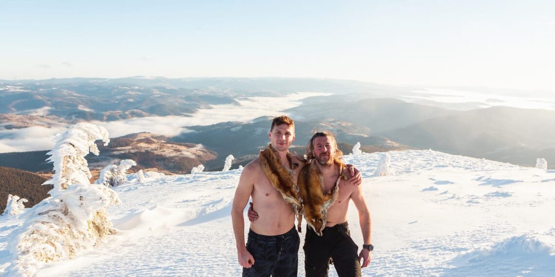 GALERIE. Un tânăr bihorean în Dinastia Bărbaților. A simțit călcând pe jăratic și stând în apă de munte la 4 grade cum e să-ți curgă viața prin vene, să trăiești la adevăratul tău potențial