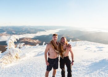 GALERIE. Un tânăr bihorean în Dinastia Bărbaților. A simțit călcând pe jăratic și stând în apă de munte la 4 grade cum e să-ți curgă viața prin vene, să trăiești la adevăratul tău potențial