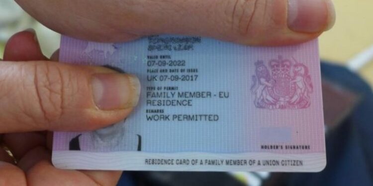 Comisar șef de poliție la Serviciul pentru Imigrări Bihor, trimis în judecată pentru avize de muncă și cărți de rezidență ilegale