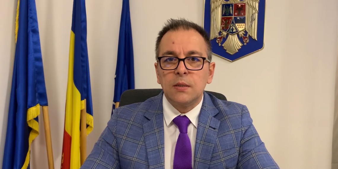 Vicele  vrea să mărească salariul angajaților din Primărie în orașul în care tot a patra casa e goală fiindcă oamenii nu au unde munci. Un șef de serviciu are 10.400 lei brut