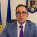 Vicele  vrea să mărească salariul angajaților din Primărie în orașul în care tot a patra casa e goală fiindcă oamenii nu au unde munci. Un șef de serviciu are 10.400 lei brut