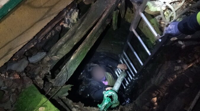 A căzut, azi noapte, într-o fântână. Are policontuzii. Femeia e din Otomani