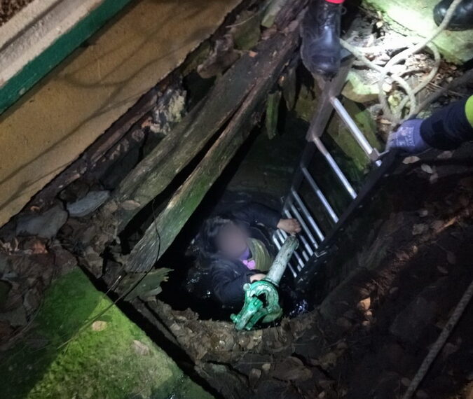 A căzut, azi noapte, într-o fântână. Are policontuzii. Femeia e din Otomani