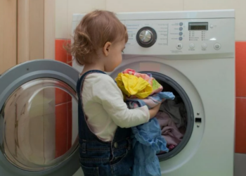 Incident tulburător: O fetiță de 3 ani a murit sufocată în mașina de spălat. Părinții luau cina într-o altă cameră