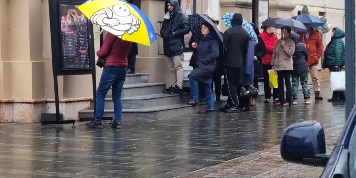 Coadă la Teatrul de Stat Regina Maria. Vezi care e spectacolul care îi face pe bihoreni să stea în ploaie pentru un bilet