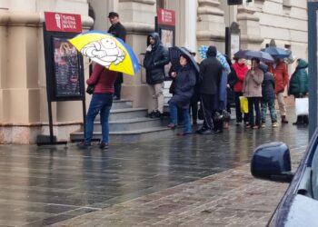 Coadă la Teatrul de Stat Regina Maria. Vezi care e spectacolul care îi face pe bihoreni să stea în ploaie pentru un bilet