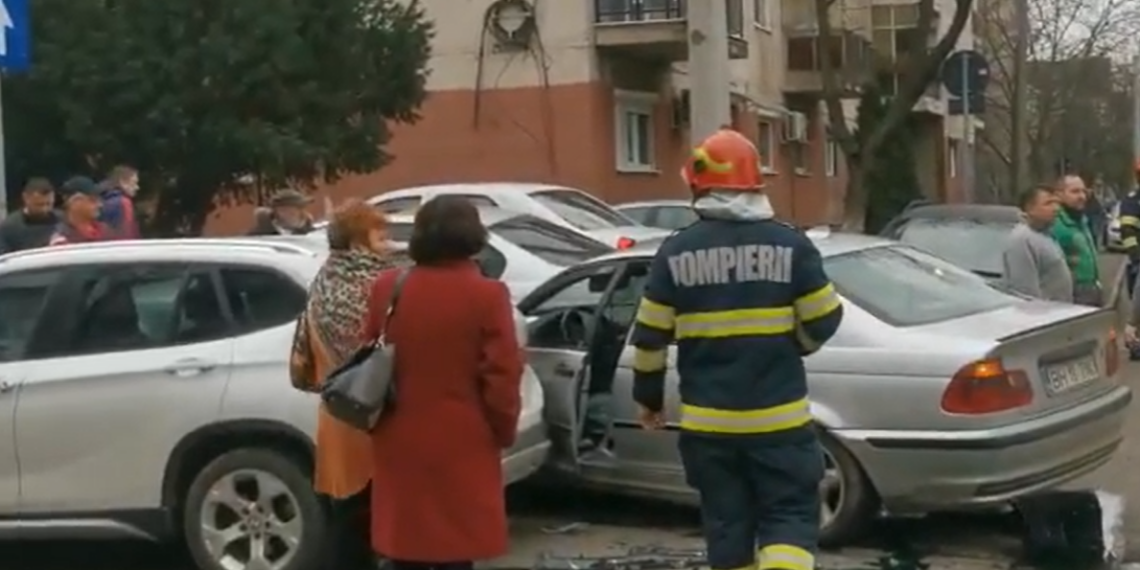 Accident cu cinci mașini într-o intersecție din Oradea