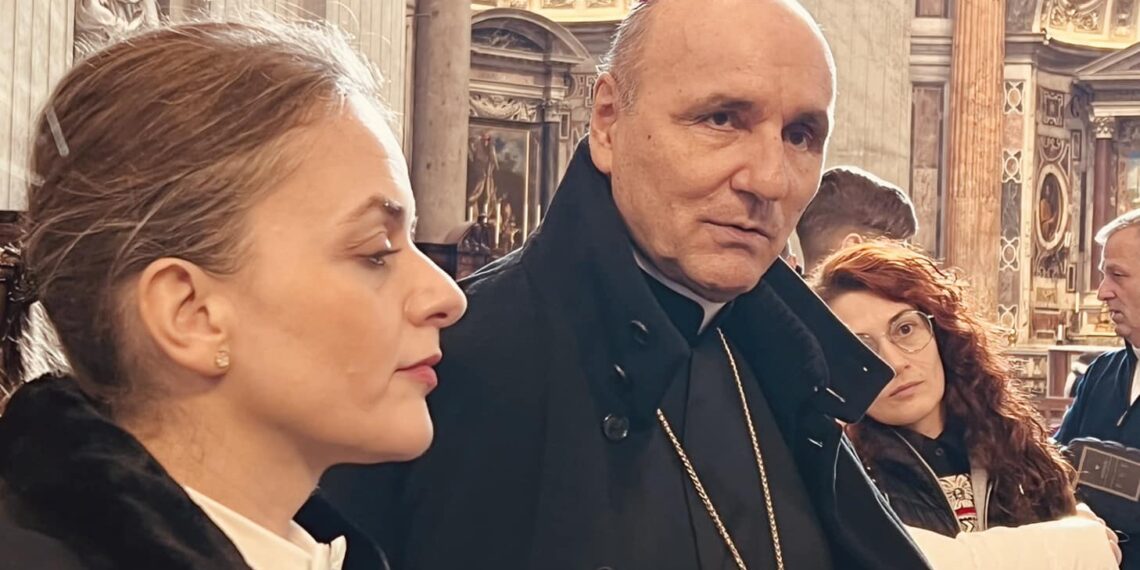 VIDEO/GALERIE. Orădeni la audiența generală a Papei Francisc. Episcopii Virgil Bercea si László Böcskei și viceprimarul Oradiei, la Vatican