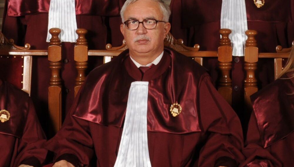 Fostul președinte al CCR, Augustin Zegrean, denunță obsesia autorităților române de a fi ascultați tot timpul și desființează revenirea SRI în justiție