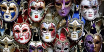 Măşti şi picturi având tematica celebrului Carnaval veneţian, expuse la Muzeul Ţării Crişurilor