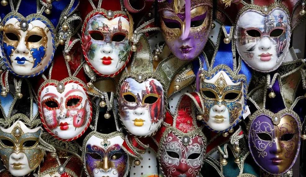 Măşti şi picturi având tematica celebrului Carnaval veneţian, expuse la Muzeul Ţării Crişurilor