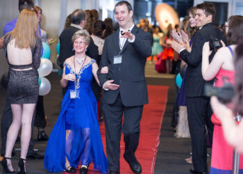 Ca în America. Seara în care strălucesc și sunt încoronați regi și regine, la Oradea