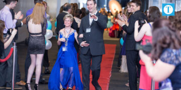 Ca în America. Seara în care strălucesc și sunt încoronați regi și regine, la Oradea