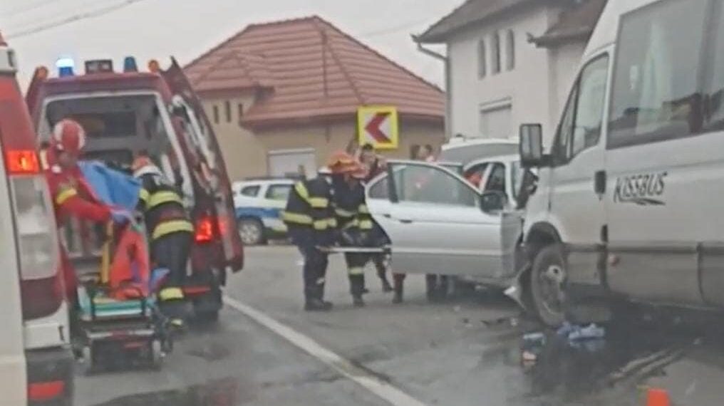 UPDATE. Accident cu 14 victime la Petrileni. 9 copii răniți. 24 de persoane implicate în accident. 18 copii în microbuz