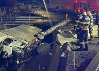 Accident spectaculos! A căzut cu camioneta  de pe pod