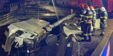 Accident spectaculos! A căzut cu camioneta  de pe pod