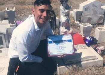 A mers la mormântul mamei cu diploma de absolvire a facultății. Băiatul spune că și-a auzit mama transmițându-i un mesaj