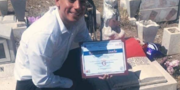 A mers la mormântul mamei cu diploma de absolvire a facultății. Băiatul spune că și-a auzit mama transmițându-i un mesaj