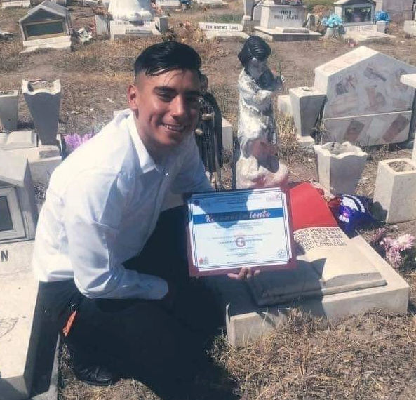 A mers la mormântul mamei cu diploma de absolvire a facultății. Băiatul spune că și-a auzit mama transmițându-i un mesaj