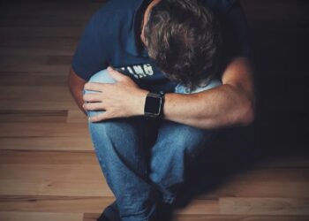 Bărbat umilit și violat de două femei