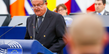 Inginer de profesie, europarlamentarul Vasile Blaga și parlamentarii PPE cred că interzicând motorul termic, verzii și socialiștii  ”distrug economia europeană”