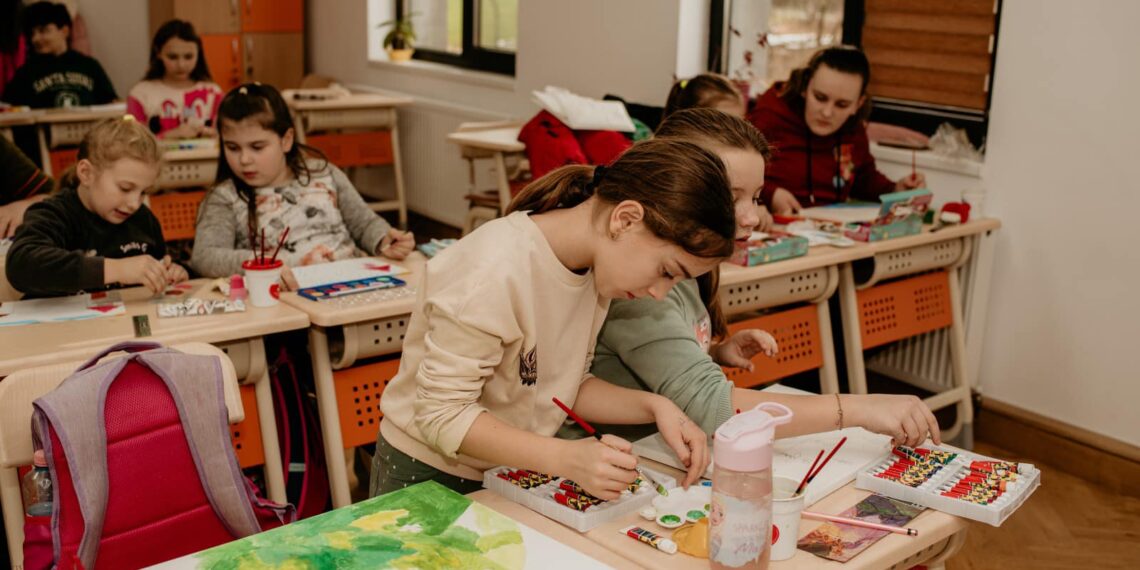 Comuna din Bihor unde copiii beneficiază gratuit de ore de pian, chitară, fluier, pictură