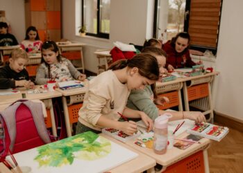 Comuna din Bihor unde copiii beneficiază gratuit de ore de pian, chitară, fluier, pictură