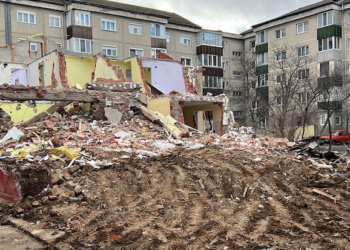 Patru case dintre blocurile din Decebal, rase cu bulozerul