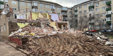 Patru case dintre blocurile din Decebal, rase cu bulozerul