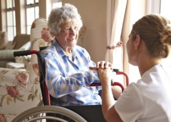 Spații supraaglomerate, mâncare expirată. Amenzi pentru centre de îngrijire a vârstnicilor din Bihor.  „Inadmisibil să profiţi de pe seama acestora şi să le oferi servicii în bătaie de joc, doar din dorinţa de a realiza un câştig de pe urma lor, fără să te gândeşti că, în locul lor, ar putea fi părinţii sau bunicii tăi”