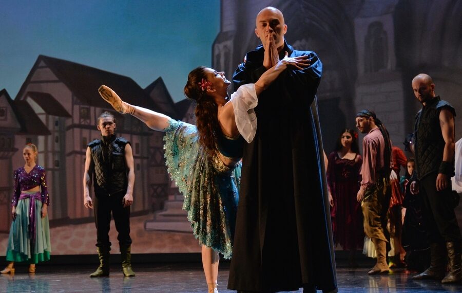 Cocoșatul de la Notre Dame, spectacol cu 50 de balerini. Vezi cât costă un bilet