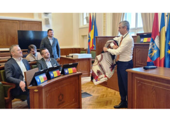 GALERIE. Mircea Mălan i-a îmbrăcat pe americani în cojocul de Beiuș. Potențialii investitori de peste Ocean au asistat la o demonstrație de roboți la Gojdu