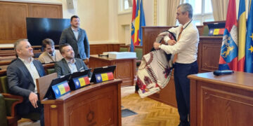 GALERIE. Mircea Mălan i-a îmbrăcat pe americani în cojocul de Beiuș. Potențialii investitori de peste Ocean au asistat la o demonstrație de roboți la Gojdu