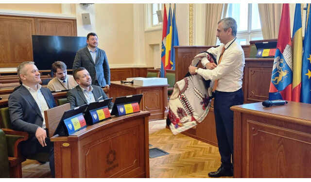 GALERIE. Mircea Mălan i-a îmbrăcat pe americani în cojocul de Beiuș. Potențialii investitori de peste Ocean au asistat la o demonstrație de roboți la Gojdu