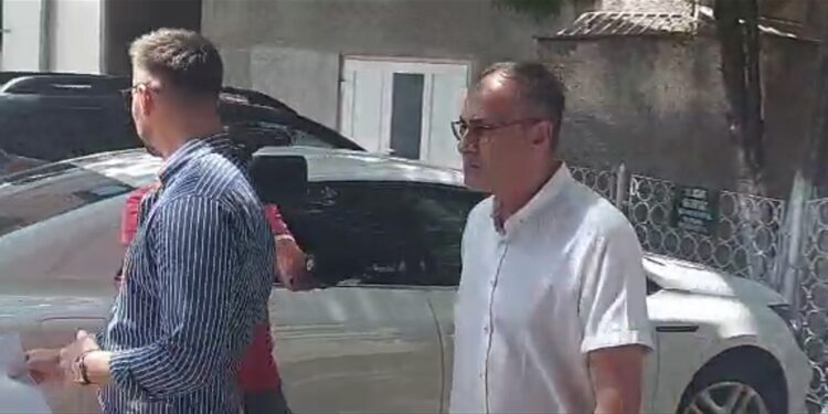 Sfidează DNA-ul. Cercetat pentru că ar fi obținut  fraudulos poziția de director al Școlii  Avram Iancu Oradea, profesorul Sorin Cuc revine la conducere