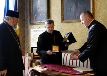 Decanul Facultății de Teologie, Pr. Conf. univ. dr. Viorel Cristian Popa, ordinul Șaguna de la Mitropolitul Ardealului