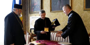 Decanul Facultății de Teologie, Pr. Conf. univ. dr. Viorel Cristian Popa, ordinul Șaguna de la Mitropolitul Ardealului