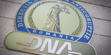 La examen, ca la piață. Lector universitar reținut pentru  că ar fi cerut 1200 euro pentru un 10, 600 euro pentru un 5