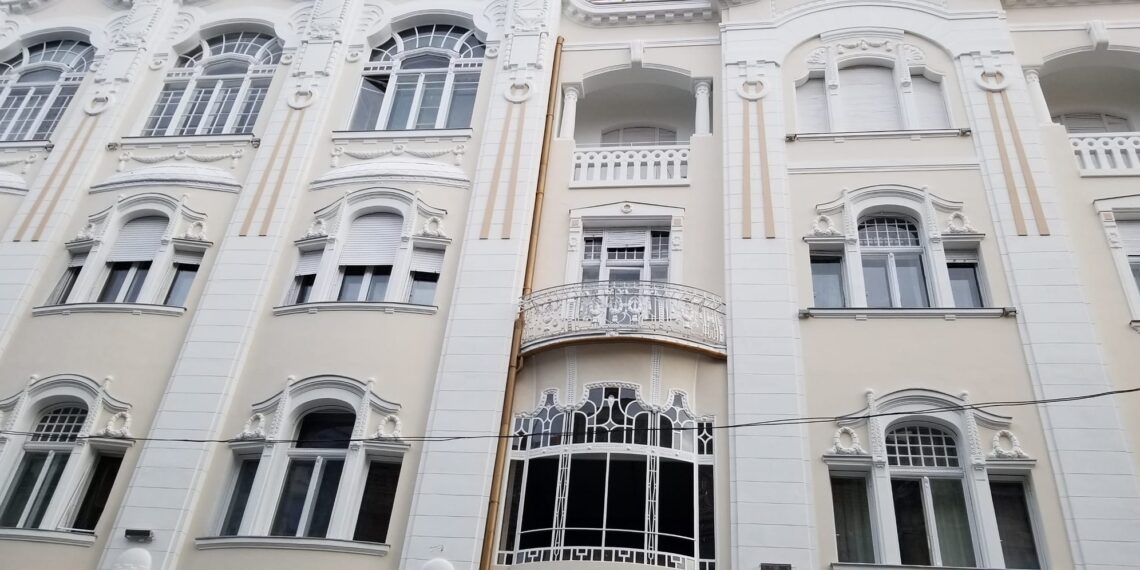 Biroul unui celebru avocat din Oradea, gazda starurilor cinematografiei mondiale din „21 de rubini”. Locația,  aleasă alături de alte clădiri reprezentative: Teatrul și Casa Darvas La Roche