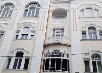 Biroul unui celebru avocat din Oradea, gazda starurilor cinematografiei mondiale din „21 de rubini”. Locația,  aleasă alături de alte clădiri reprezentative: Teatrul și Casa Darvas La Roche