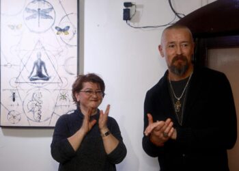 VIDEO. Un knifemaker excentric. Antrenorul lotului naţional de karate kyokushin, Harris Wallmen, sculptează în fildeș de mamut vechi de peste 40.000 de ani