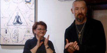 VIDEO. Un knifemaker excentric. Antrenorul lotului naţional de karate kyokushin, Harris Wallmen, sculptează în fildeș de mamut vechi de peste 40.000 de ani
