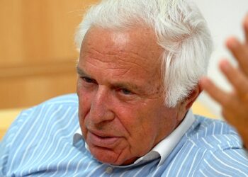 Doctor Honoris Causa al U Oradea, cel mai longeviv director al Operei din Viena, a părăsit sala în timpul deschiderii programului Timişoara – Capitală Europeană a Culturii. La Viena a interzis o sodomie cu un porc