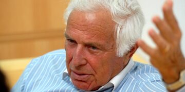 Doctor Honoris Causa al U Oradea, cel mai longeviv director al Operei din Viena, a părăsit sala în timpul deschiderii programului Timişoara – Capitală Europeană a Culturii. La Viena a interzis o sodomie cu un porc