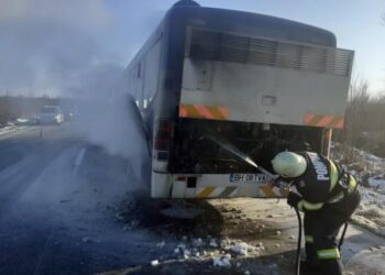 Un autobuz  cu 20 de  elevi a  luat foc,  în mers, pe drumul Oradea-Deva
