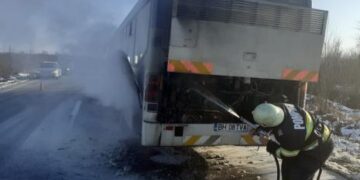 Un autobuz  cu 20 de  elevi a  luat foc,  în mers, pe drumul Oradea-Deva