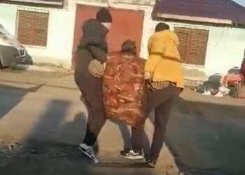 GALERIE. Familie scoasă pe brațe din flăcări. Mama abia născuse, iar pe lângă sugar mai erau doi copii. Tatăl are picioarele amputate