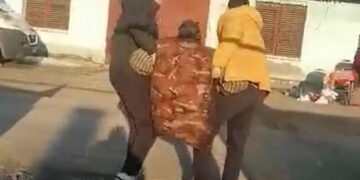 GALERIE. Familie scoasă pe brațe din flăcări. Mama abia născuse, iar pe lângă sugar mai erau doi copii. Tatăl are picioarele amputate