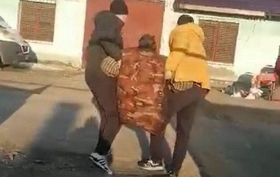 GALERIE. Familie scoasă pe brațe din flăcări. Mama abia născuse, iar pe lângă sugar mai erau doi copii. Tatăl are picioarele amputate